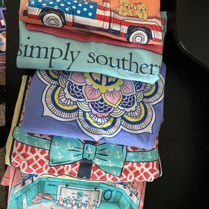 SET OF 5 SIMPLY SOUTHERN SHORT SLEEVE TEES. SIZE L